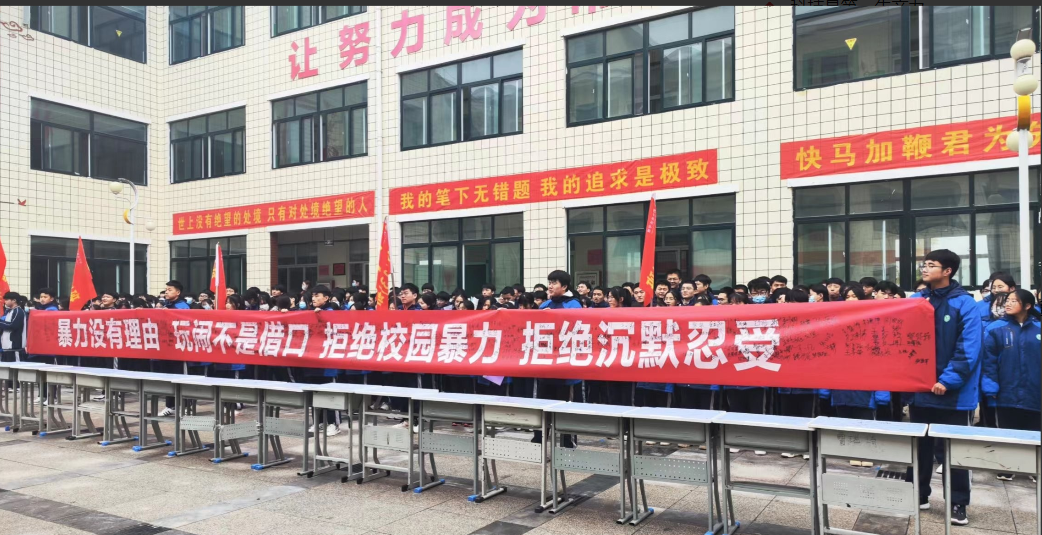 “女儿被室友逼到角落里,被人按到地上,将衣服扒掉后,用脚狠狠踩踏!”