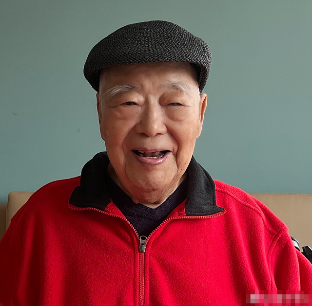 小姐姐|于洋养老院办92岁生日宴!穿红衣切蛋糕颤颤巍巍,鲜花礼物摆满屋