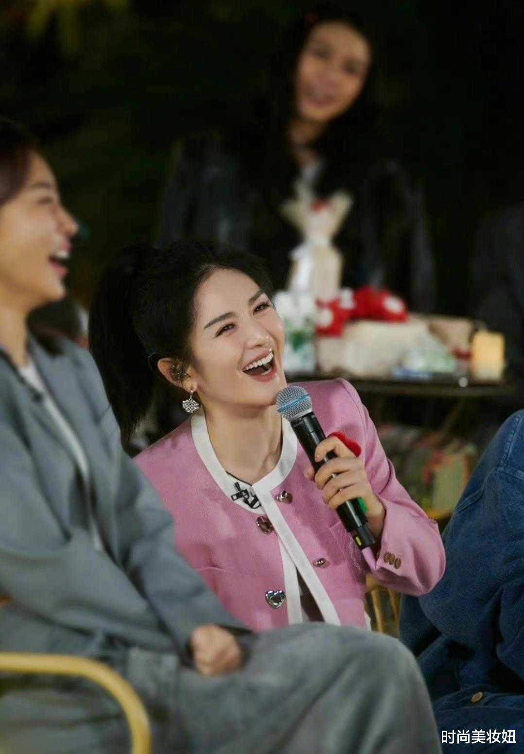 粉色 谢娜越来越会打扮了,穿粉色小香风扎马尾,高级洋气又减龄