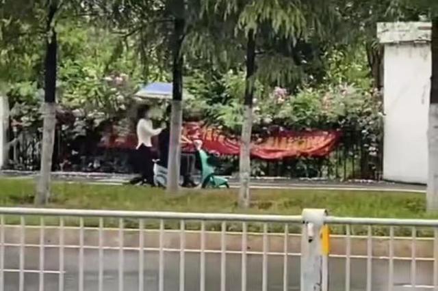雨中,一女子奔跑着为骑车的男朋友打伞,网友:不懂珍惜
