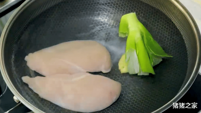 棒棒鸡丝的家常做法，鲜嫩多汁酸辣微麻，好吃到流眼泪