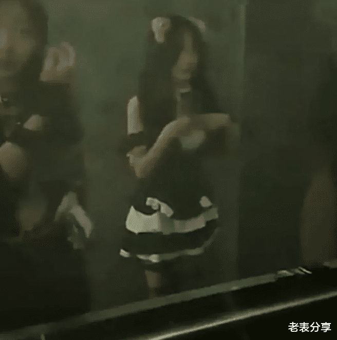桂林一酒吧卫生间疑装双面镜,男性边小便边欣赏美女化妆。