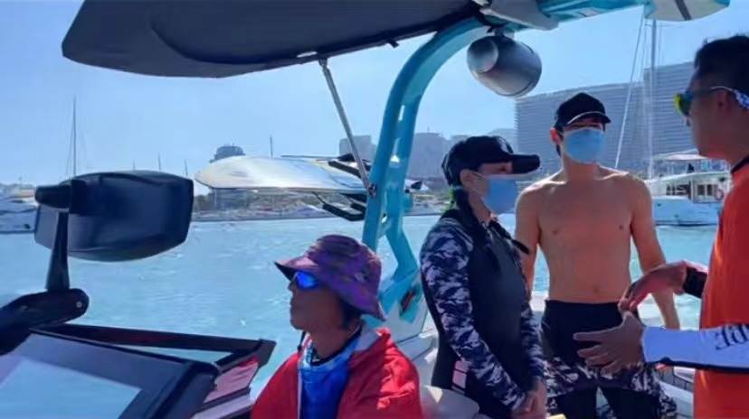 钟丽缇|51岁钟丽缇带全家冲浪，俩女儿穿泳衣变身腿精，与继父猜拳关系好