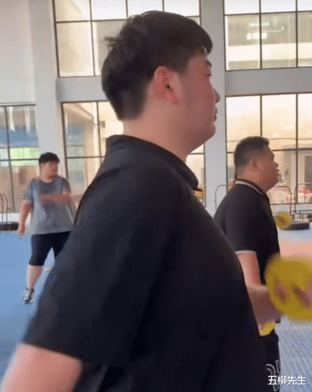 咖啡 大衣哥儿子减肥效果显著,不到半月已减30斤,教练称其从未旷课