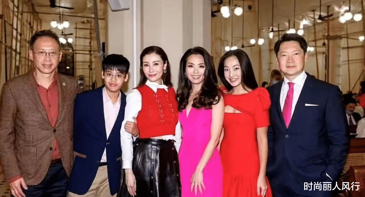 李嘉欣|52岁李嘉欣全家参加名流聚会！儿子穿西装比爸帅，把妈妈宠成公主