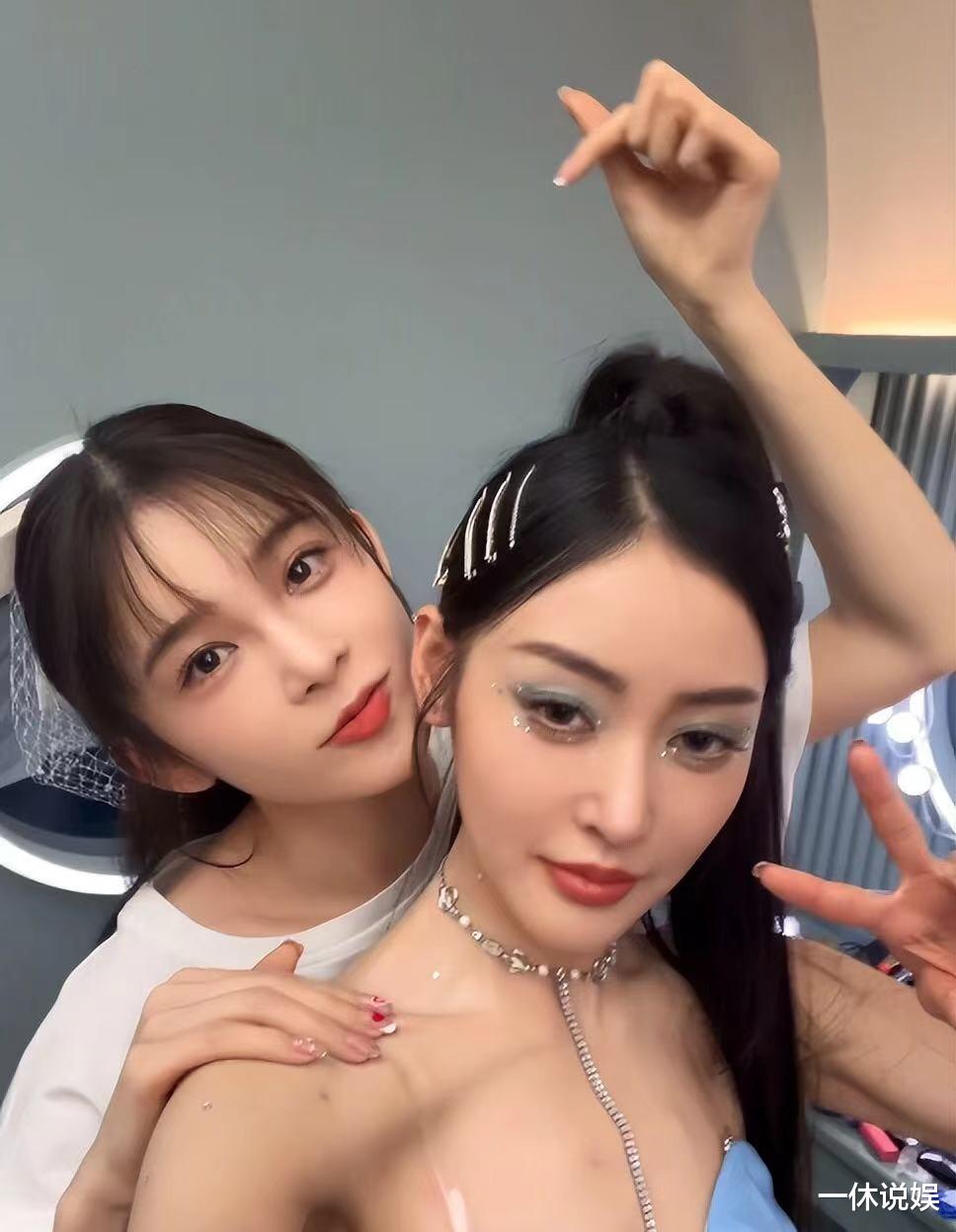 赵樱子|《乘风破浪》赵樱子晒出与姐姐们的合照，网友调侃整容后少了灵气