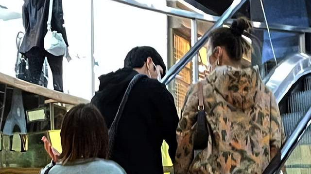 刘雯|井柏然刘雯约会被拍！逛商场十指紧扣有说有笑，穿搭时髦太养眼