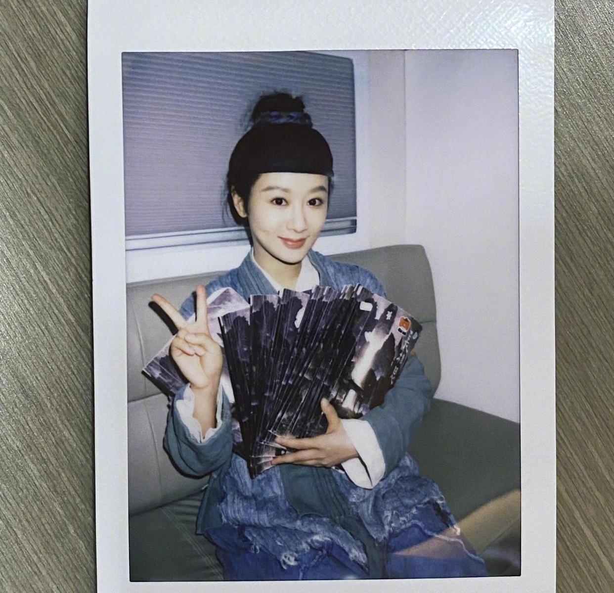 杨紫|杨紫国庆假期去聚餐，烤肉大餐满满一大桌，和素人姐妹合照没架子