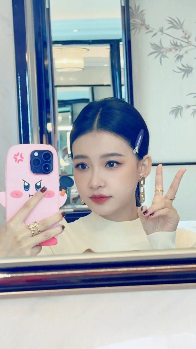 过年“三件套”准备中，女明星这里找找美甲灵感！