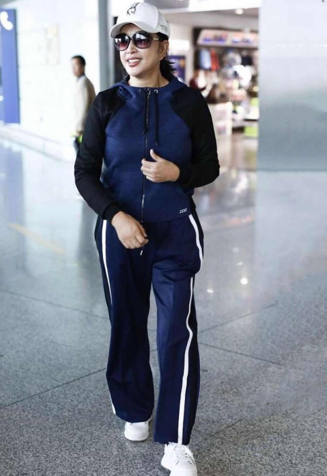 刘晓庆|刘晓庆出门真精神，穿运动服+棒球帽显年轻，胸前鹅蛋大玉佩抢镜