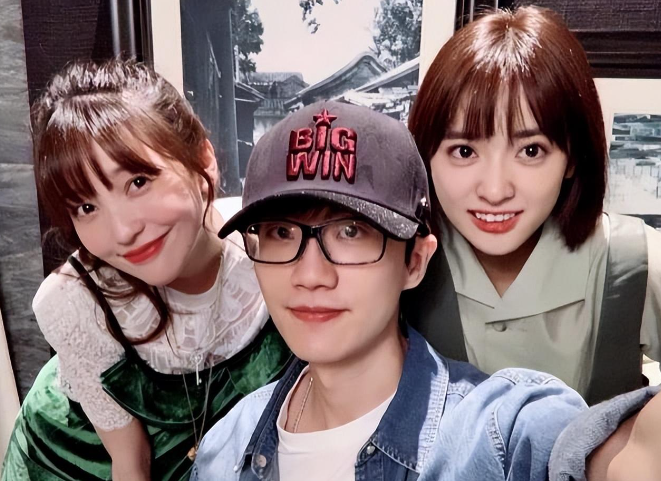 许嵩|36岁许嵩新恋情曝光,牵手高颜值美女回家,女方肤白腿长还会撩人