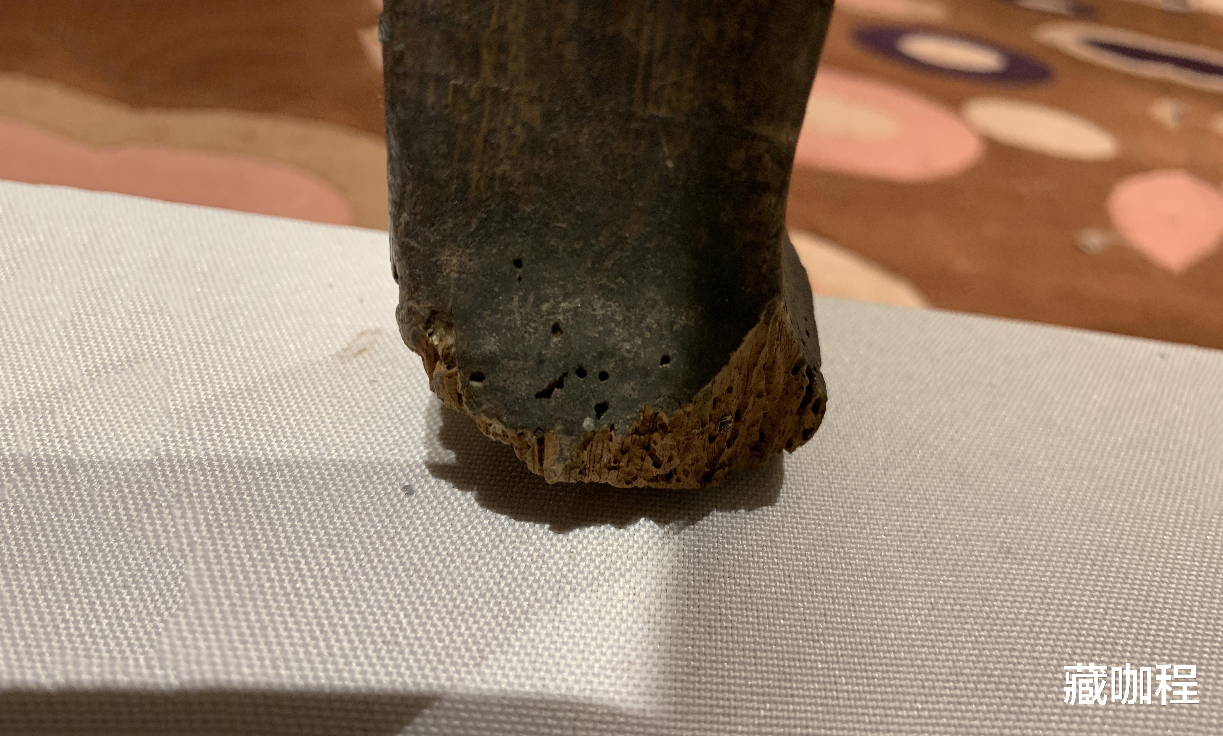 |浅黄微红、纹理清晰，清黄花梨方凳木质细腻