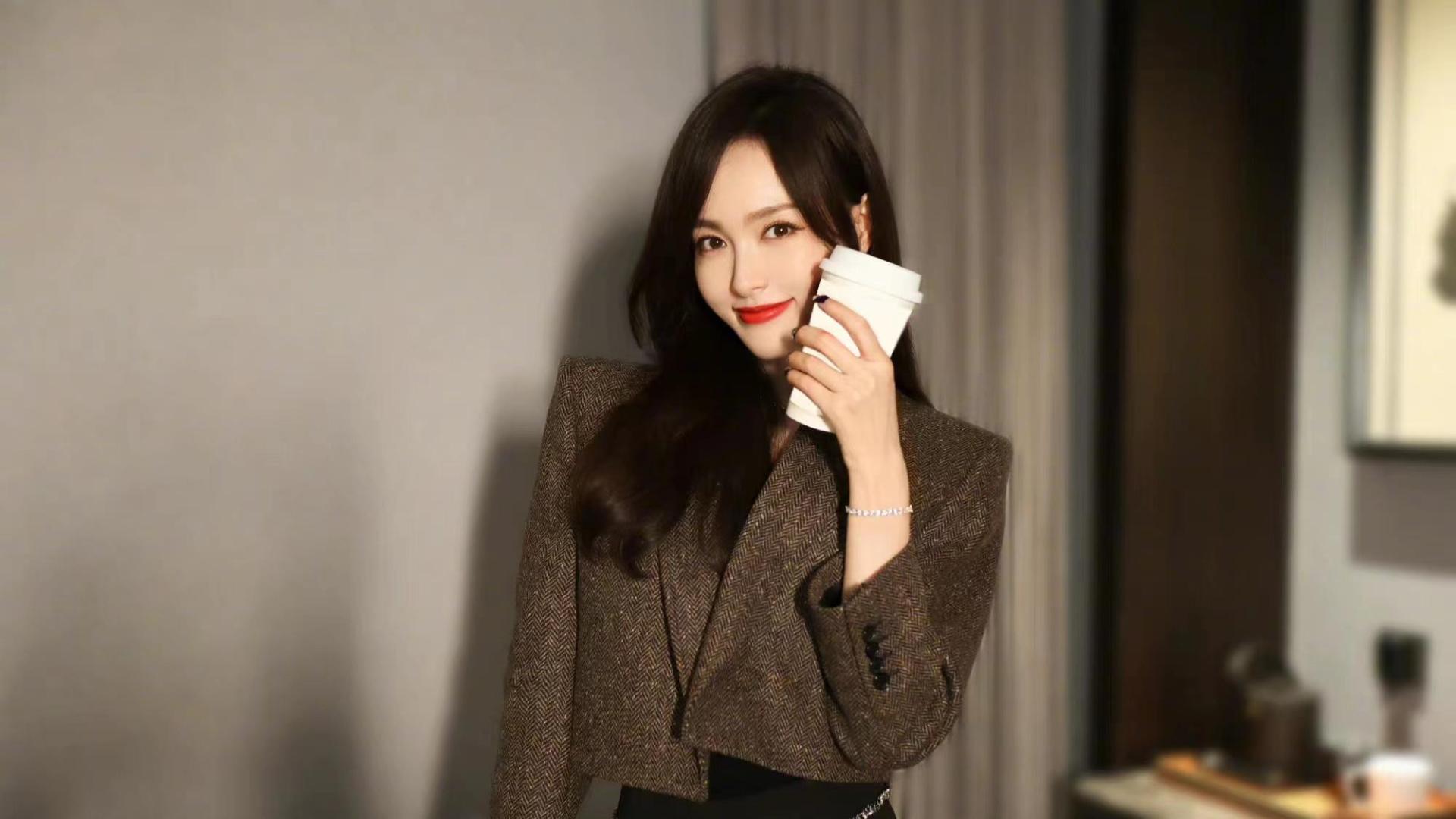 唐嫣|唐嫣久违营业，官宣加盟综艺。却又被嘲：没事业心，挣快钱的“综艺咖”