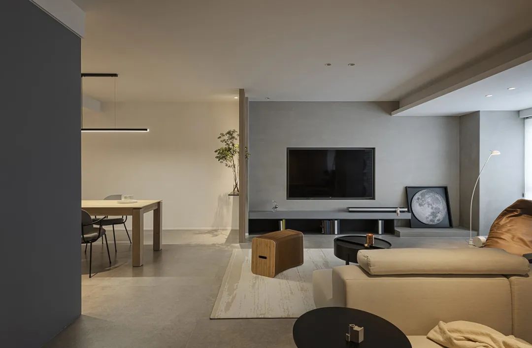 温馨不失干练、简约而随性:114m2的低成本小两居,他家拿捏了!