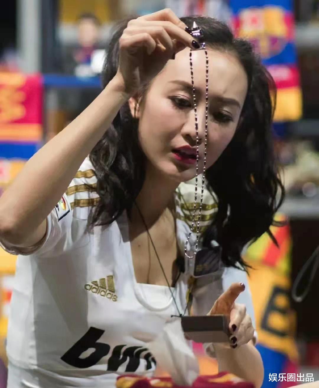 王鸥|王鸥穿短袖录制节目，皮肤白皙身形饱满，近距离拍摄依然迷人