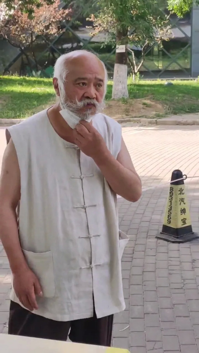 李琦|老戏骨李琦被拍到做核酸，早饭在包子铺操劳，仅剩6颗牙，吃饭大鱼大肉