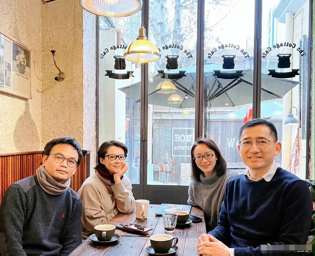 50岁袁立晒日常！坐2元公交上班午餐四菜一汤，吃大块肥肉不怕胖