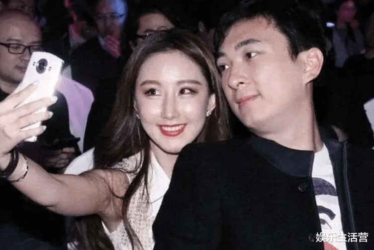 王思聪|王思聪带4位美女看猴,单膝跪地为慎婕闺蜜拍照,网友:地位不保