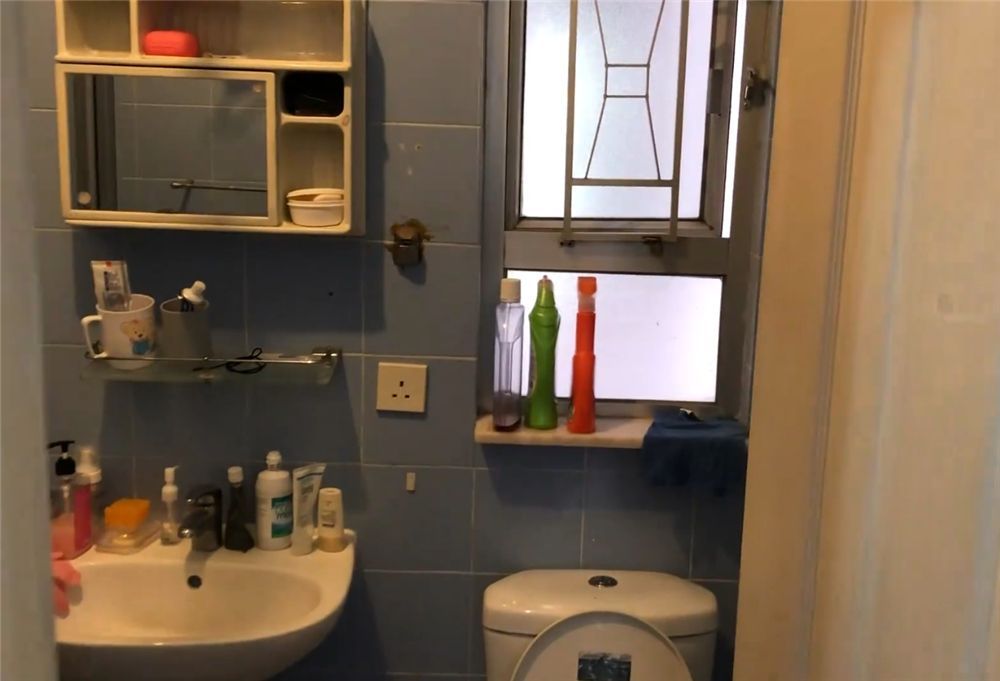 香港4位姑娘合租35㎡蜗居，卧室仅有5㎡，客厅也改成了卧室