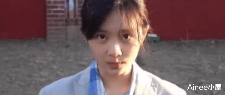 衬衫|黄多多活成了让人羡慕的样子，红色衬衫配束脚裤，美得挺有味道