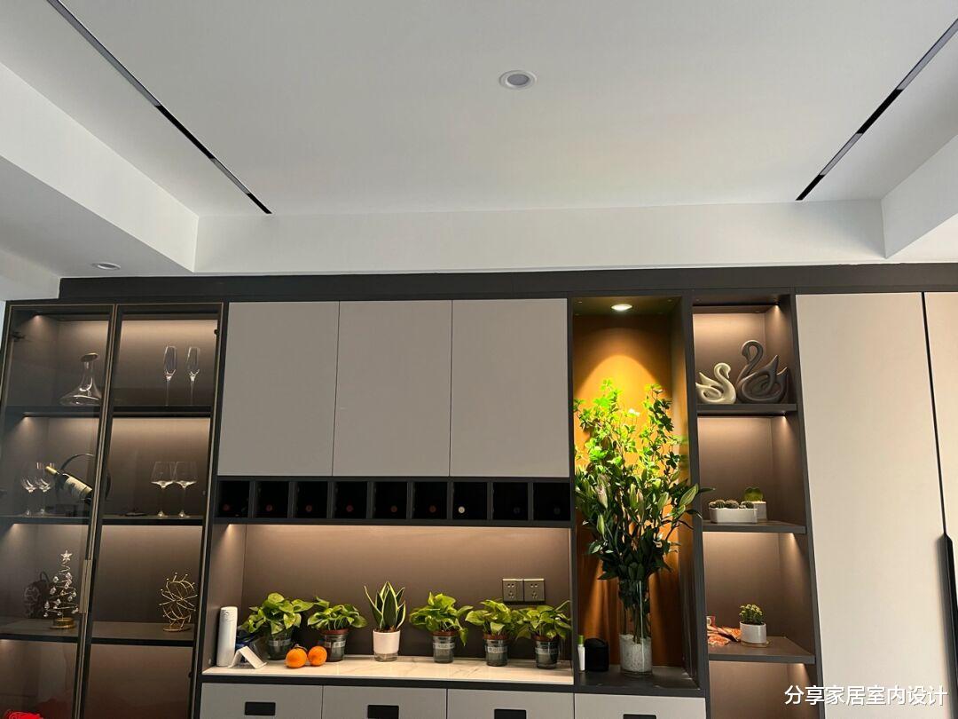 一家四口乔迁新居，全屋装修漂亮上档次，生活幸福又令人羡慕！