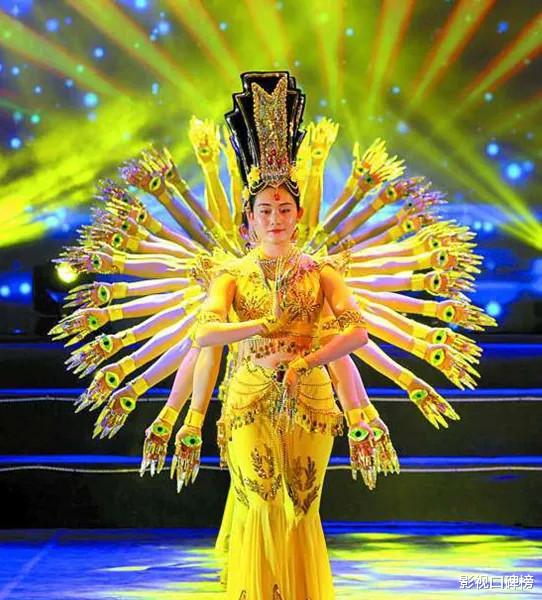 巩汉林|历届春晚经典回顾：白云黑土成为回忆，《难忘今宵》依旧坚挺