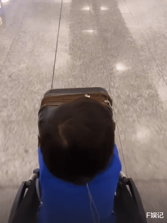 钟嘉欣|钟嘉欣晒和儿子在机场的温馨合影 母子俩回家与家人一起过春节