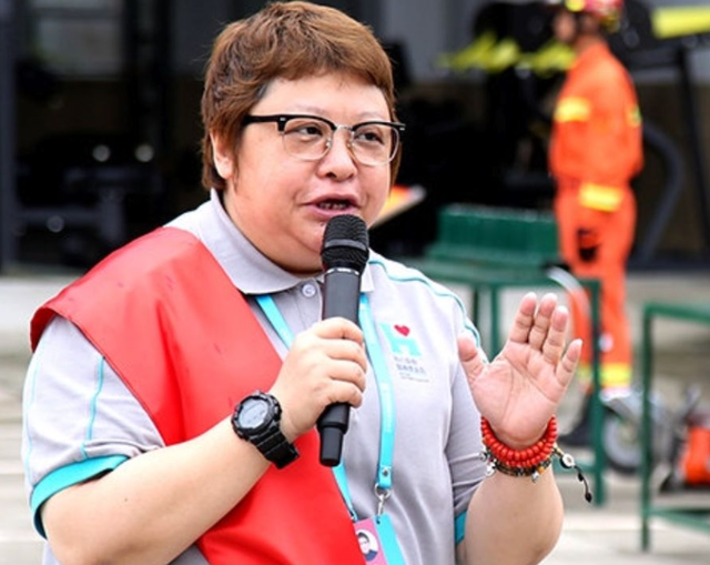 韩红|韩红去厕所拿不出5毛钱:我是歌星韩红不让进?结果被上了一课