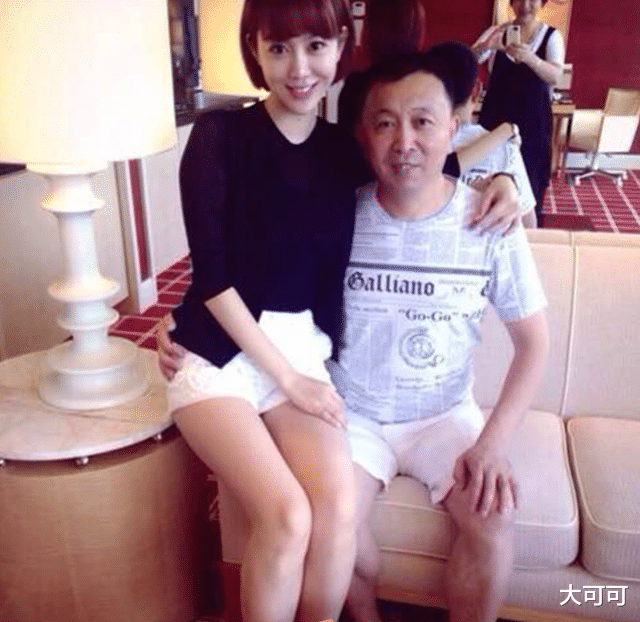 姜妍晒出自己住的房子,客厅不放茶几放餐桌,几乎每顿饭都很丰盛