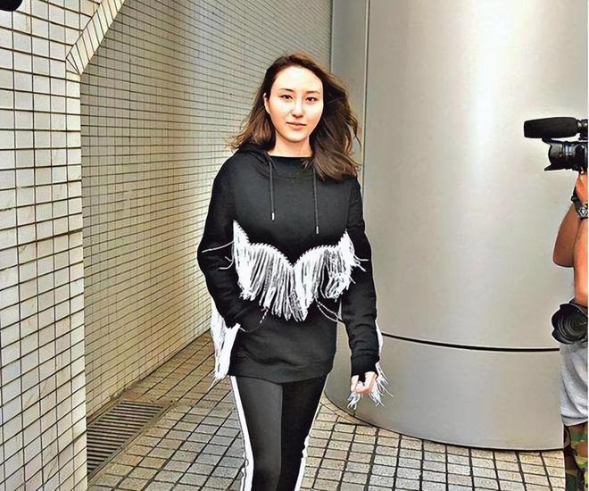 何超云|真爱,父亲是千亿富豪,何超云未来可继承几十亿,却选择嫁给消防队长