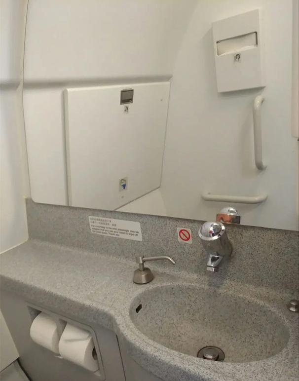 案例:空姐在卫生间内拍视频,遭乘客威胁后引发血案