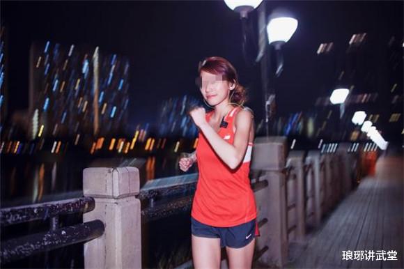 案件:夜跑女子被流浪汉尾随侵害,事后尸体被抛入灌木丛中