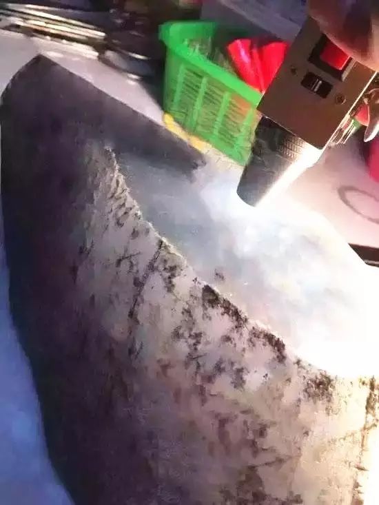 |10万切出80多条手镯,你和千万富翁之间就只差一块石头!