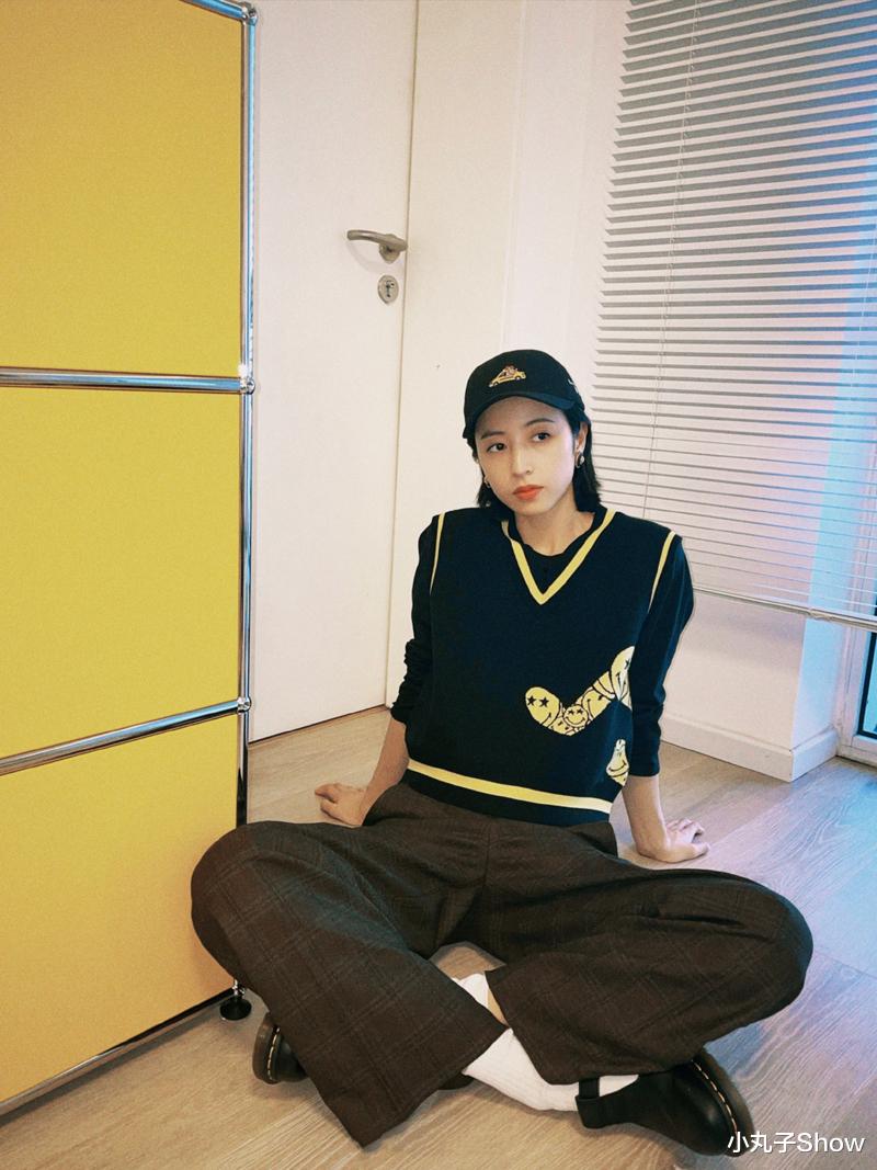 李沁|赵丽颖李沁周雨彤撞背心，第一位裙子复古搞怪，李沁短裙秀腿赢了