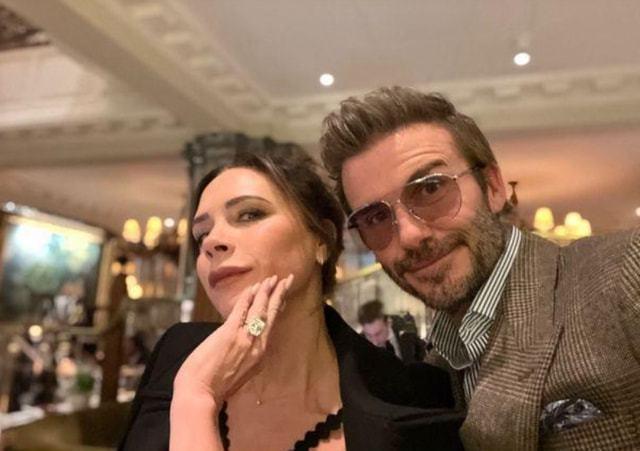 贝克汉姆|贝克汉姆48岁爱妻晒变装照，穿兔女郎秀完美身材，放弃干瘦思想