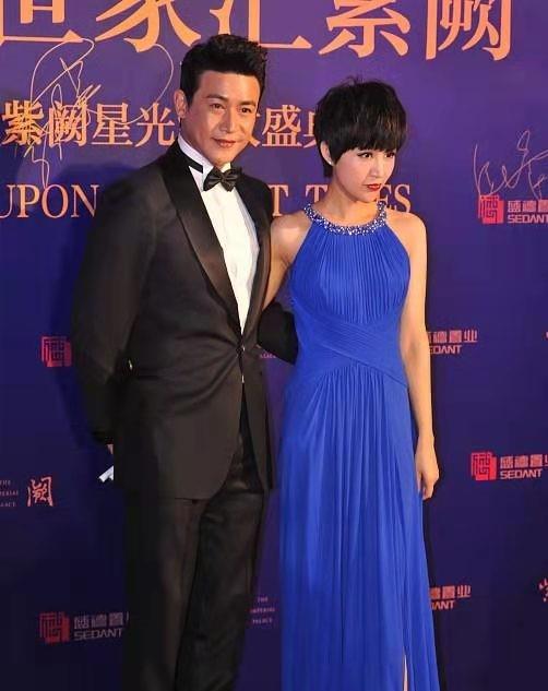 胡歌|鲍蕾浓妆也太老气了！穿克莱因蓝裙身段纤细，大妈脸似陆毅妈妈