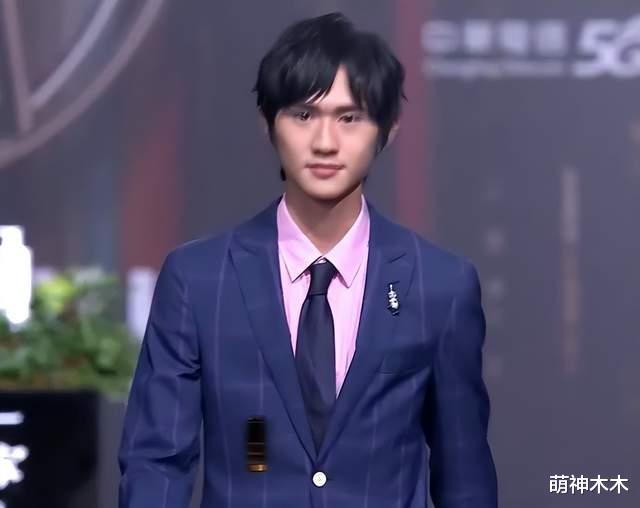 戏剧|金钟戏剧红毯造型：46岁林心如锁骨抢镜，杨谨华大秀好身材