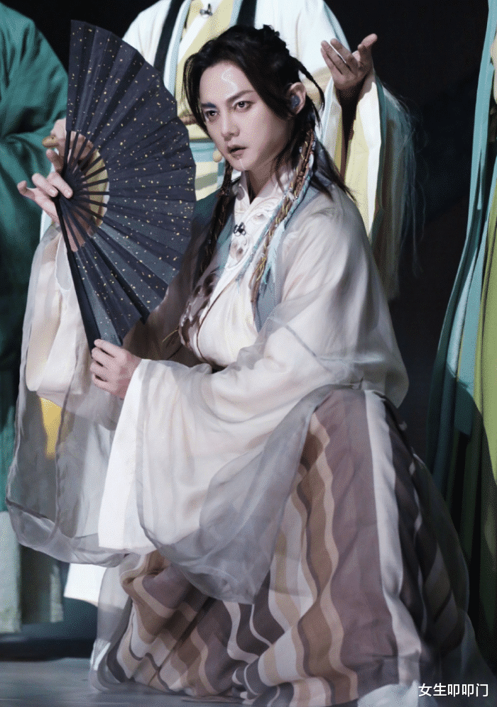 尹正|媒体曝光尹正酒后和两位不同男性接吻和撒娇的视频,一时引发热议