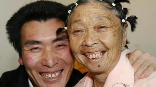 猪八戒|年老不色衰？猪八戒紧握85岁马玉琴的手跳舞，网友：天生一对