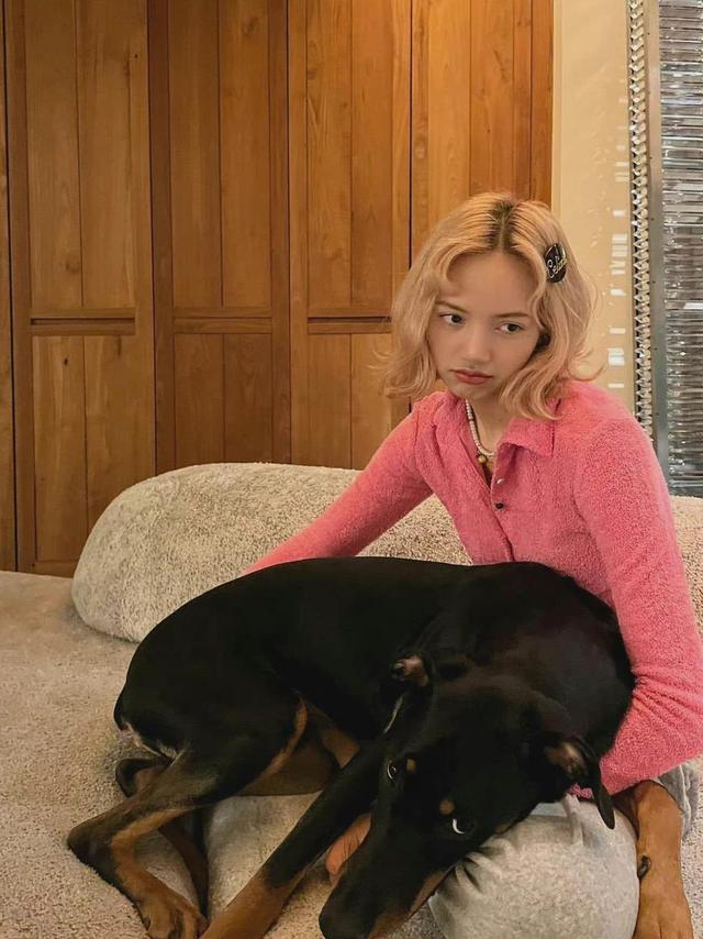 lisa Lisa“铁刘海”消失,晒新发型自拍被嘲,网友:请把刘海安回来