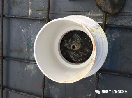 土建采用铝模、装配式施工时，机电如何配合预埋？