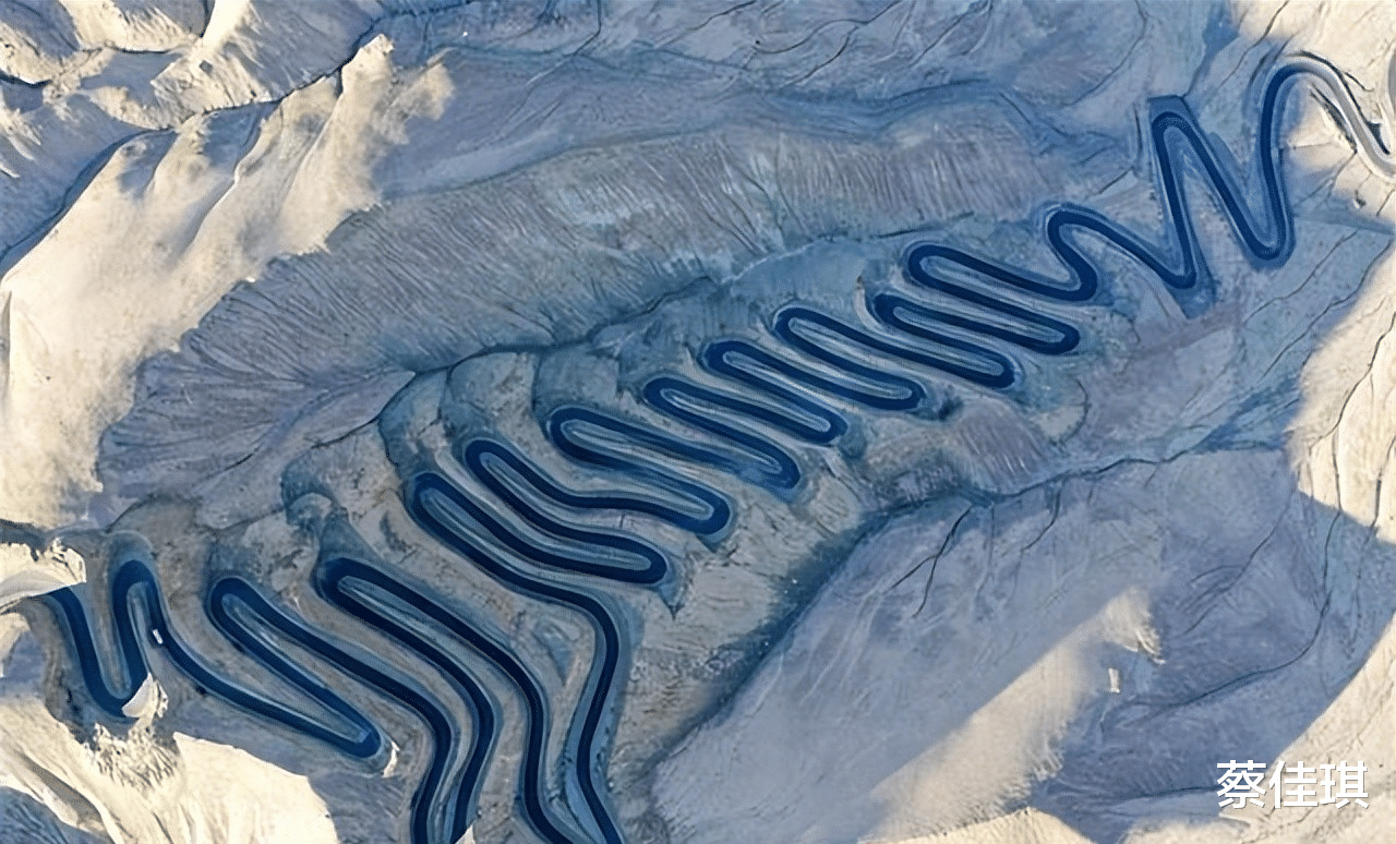 |22张图看世界：哥伦比亚农民挖到大量现金，盘龙古道S弯令人惊叹