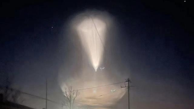 外星降临？内蒙等多地现巨大不明发光体，带着螺旋尾巴划过夜空！