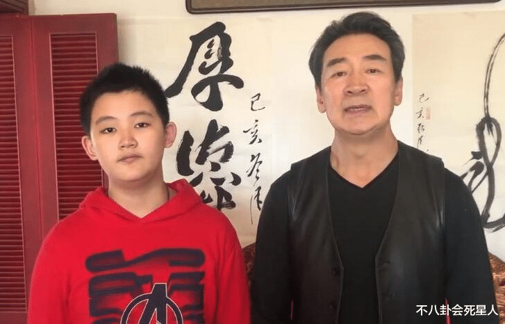 王刚|相差50岁以上的明星父子，张纪中3婚4子69岁当爹，王刚老当益壮