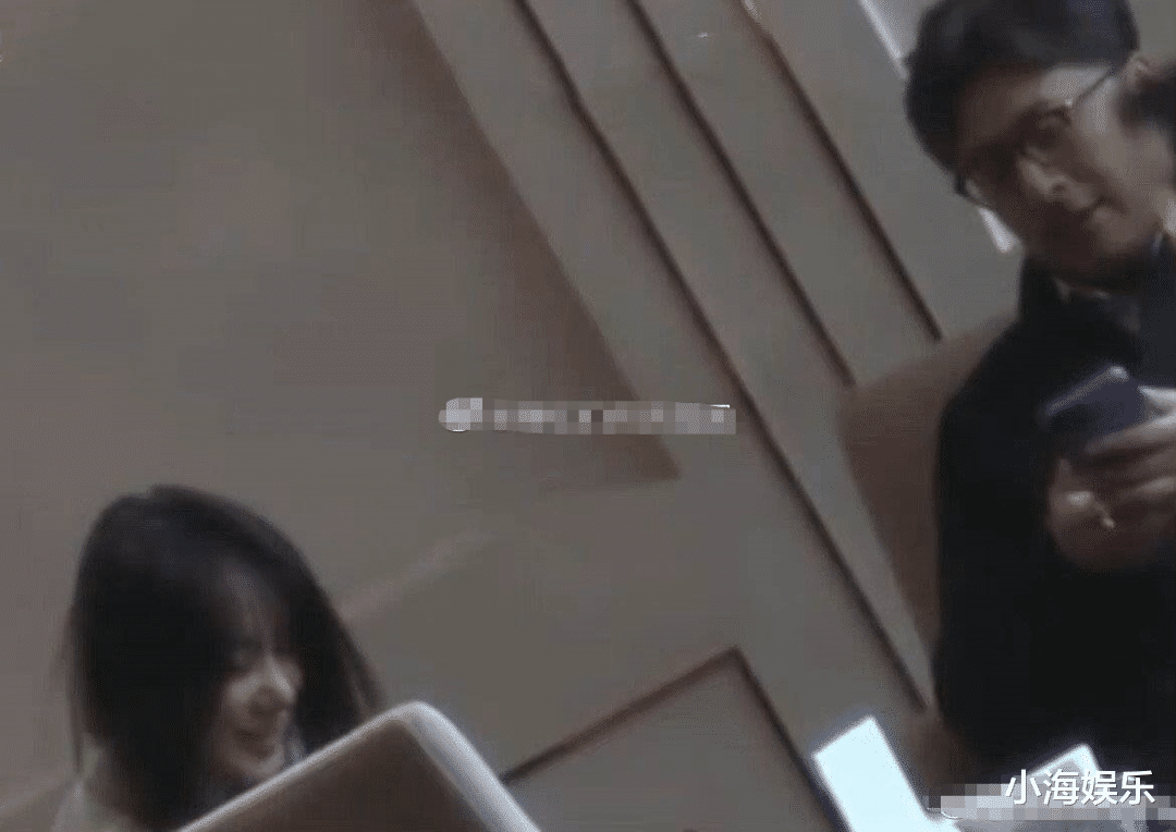 王岳伦|王岳伦深夜送美女回家，女方露小蛮腰身材好，王岳伦离婚后很潇洒