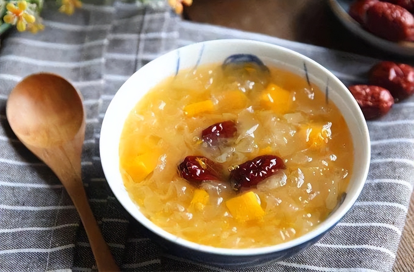 脾胃|枇杷搭配银耳煮,隔三差五喝一次,经济实惠、润肺又止咳