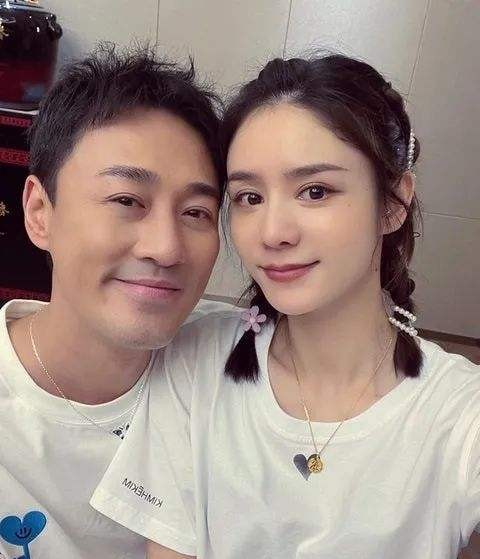 林峰|43岁林峯与妻女现身街头!娇妻张馨月戴肚脐钉,一家三口背影温馨