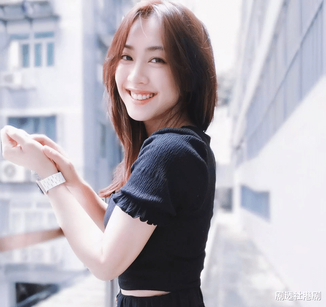 香港小姐|港姐女神获颁TVB服务10周年金牌！有意复出拍剧，计划生三个小孩