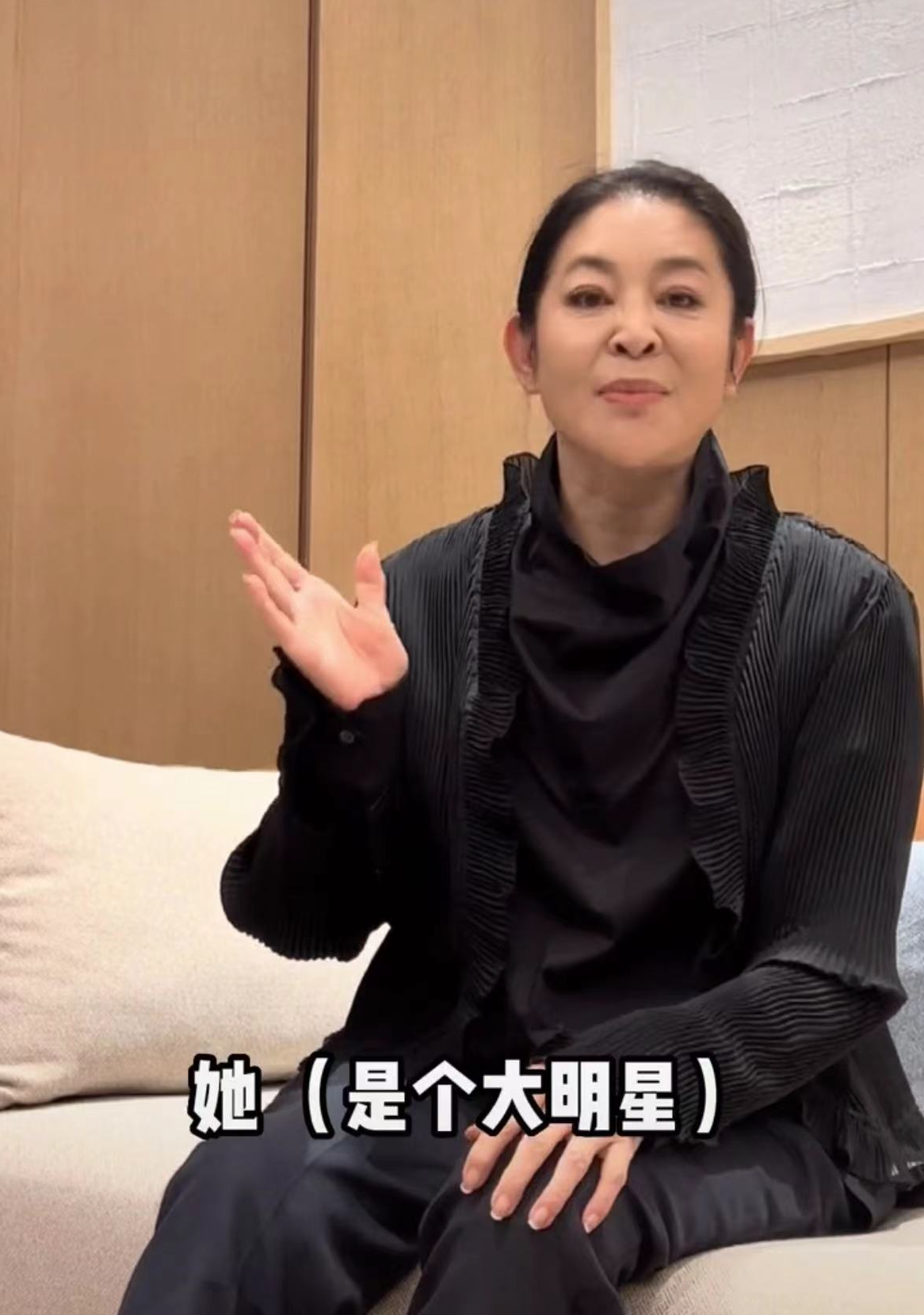 倪萍|央视主持倪萍罕见失态,讲述被某明星欺辱痛哭,63岁暴瘦模样大变