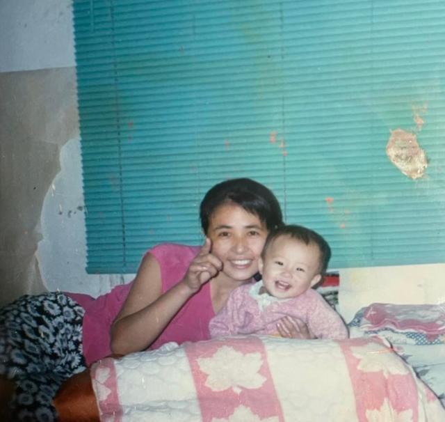 周雨彤|周雨彤家境首曝光，从小穿姐姐旧鞋！父母离异20多年，仍视对方为仇人